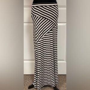 Ava & Grace stripe blk/ off wht skirt- medium.